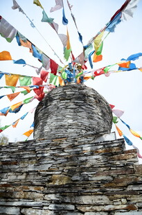 石堆上飘扬的五彩经幡
