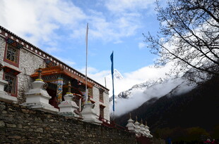 藏式建筑立于雪山之下