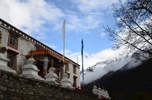 藏式建筑与雪山美景