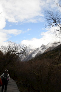 山间徒步者的美丽景致