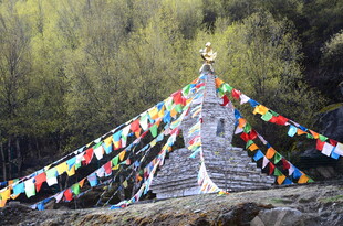 山间经幡塔 藏地风情韵