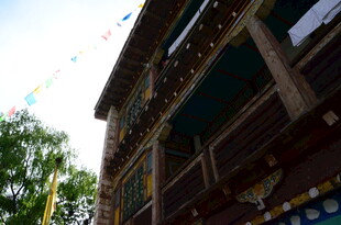 藏式建筑外观一角