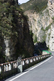 山间公路旁的护栏与峭壁