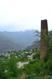 山间古塔与村落景观