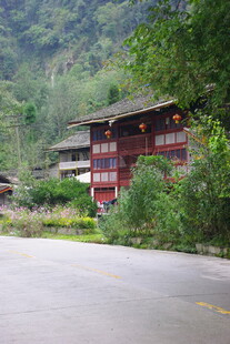 山间路旁的传统特色民居