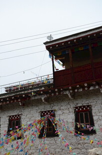 藏式建筑外的彩色经幡装饰