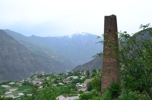 山间村落旁的高耸石柱