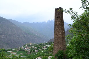 山间古老砖砌烟囱