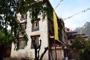 藏式建筑旁飘扬的经幡