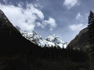 雪山山谷壮丽自然景观