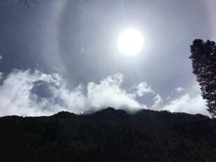 天空现美丽日晕景观