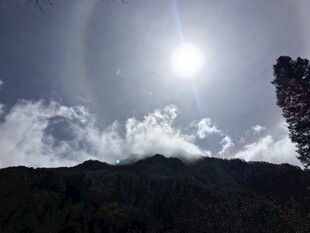 山间日晕美景