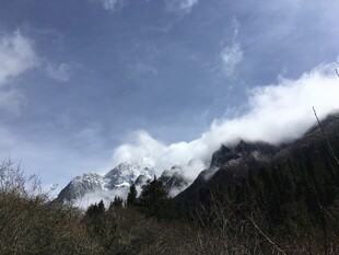 雪山云海间的壮丽景致