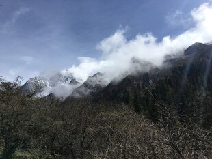 云雾缭绕的壮美山峦