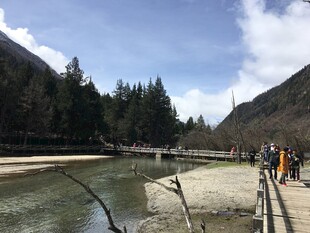 山间河畔漫步美景