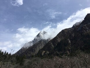 巍峨山峰云雾缭绕