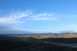 广阔蓝天与大地风景