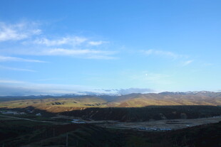 广阔蓝天与远处山峦美景