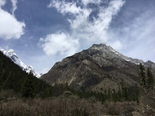 巍峨山峦与蓝天白云