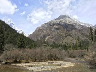山间河谷壮丽自然景观