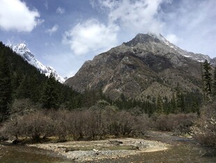 山间河谷壮丽自然风光