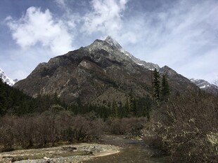 巍峨山峦与蓝天白云景观
