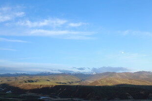 蓝天远山的开阔自然景致