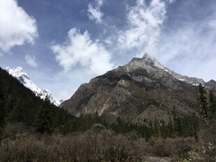 壮丽山景与蓝天白云