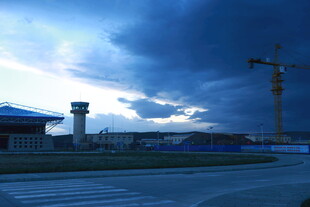 机场暮色中的塔吊与建筑