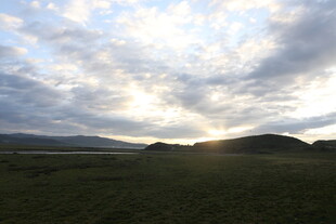 草原日落时分的壮丽天空