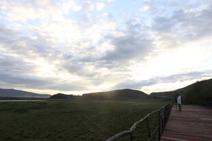 漫步栈道赏自然风光