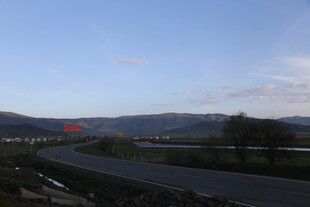 公路旁的开阔风景