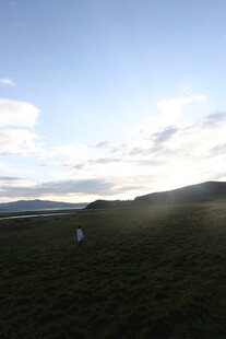 草原远景 一人漫步其间