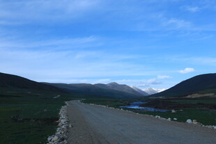 草原公路风景图