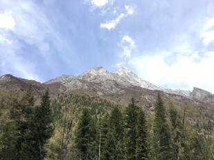 山林间的巍峨雪山景观