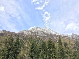 山林间的巍峨雪山