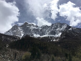 雪山美景 云雾缭绕山间