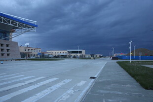 机场跑道外的阴沉天色