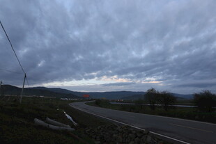 山间公路上的阴沉天空