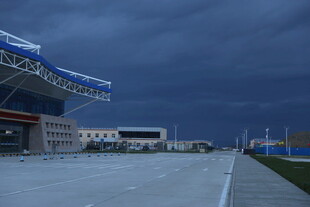 暴风雨前的体育场外景