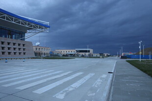 机场跑道上空乌云密布