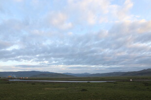 草原上的天空与远处山峦