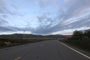 蜿蜒公路与天边云霞