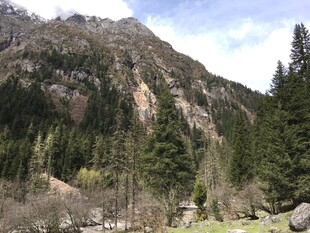 山峦葱郁的自然美景