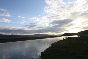 河畔夕阳下的宁静美景