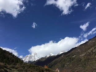 蓝天白云下的壮丽山景