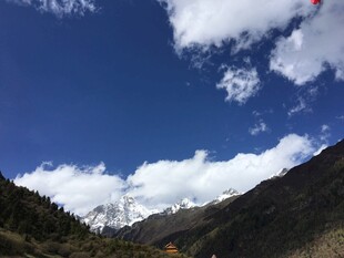 蓝天白云下的壮美山峦