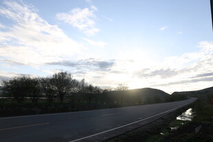 公路上的日出美景