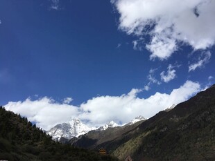 蓝天白云下的壮丽山峦