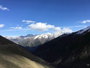 壮丽雪山山谷美景